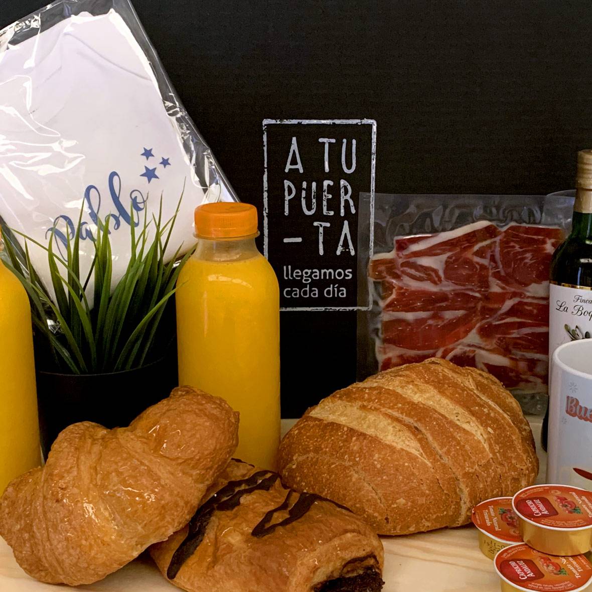 Foto con los productos que contiene la caja de desayuno Bienvenido bebé