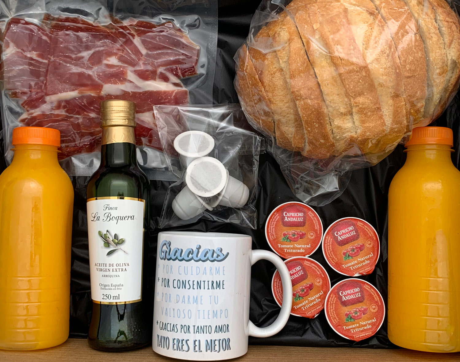 Foto con los productos que contiene la caja de desayuno salado dentro de la caja