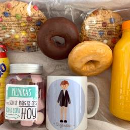 Foto con los productos que contiene la caja de desayuno primera comunión dentro de la caja