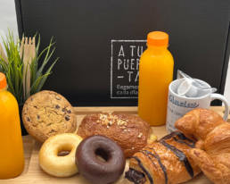 Foto con los productos que contiene la caja de desayuno dulce