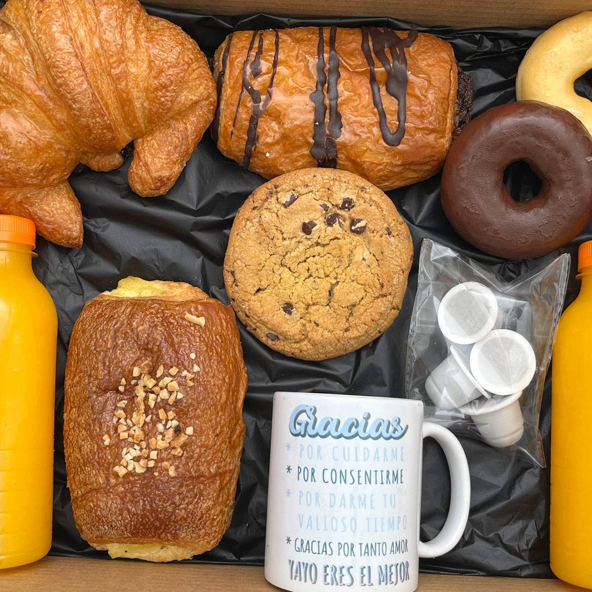 Foto con los productos que contiene la caja de desayuno dulce dentro de la caja