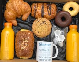 Foto con los productos que contiene la caja de desayuno dulce dentro de la caja