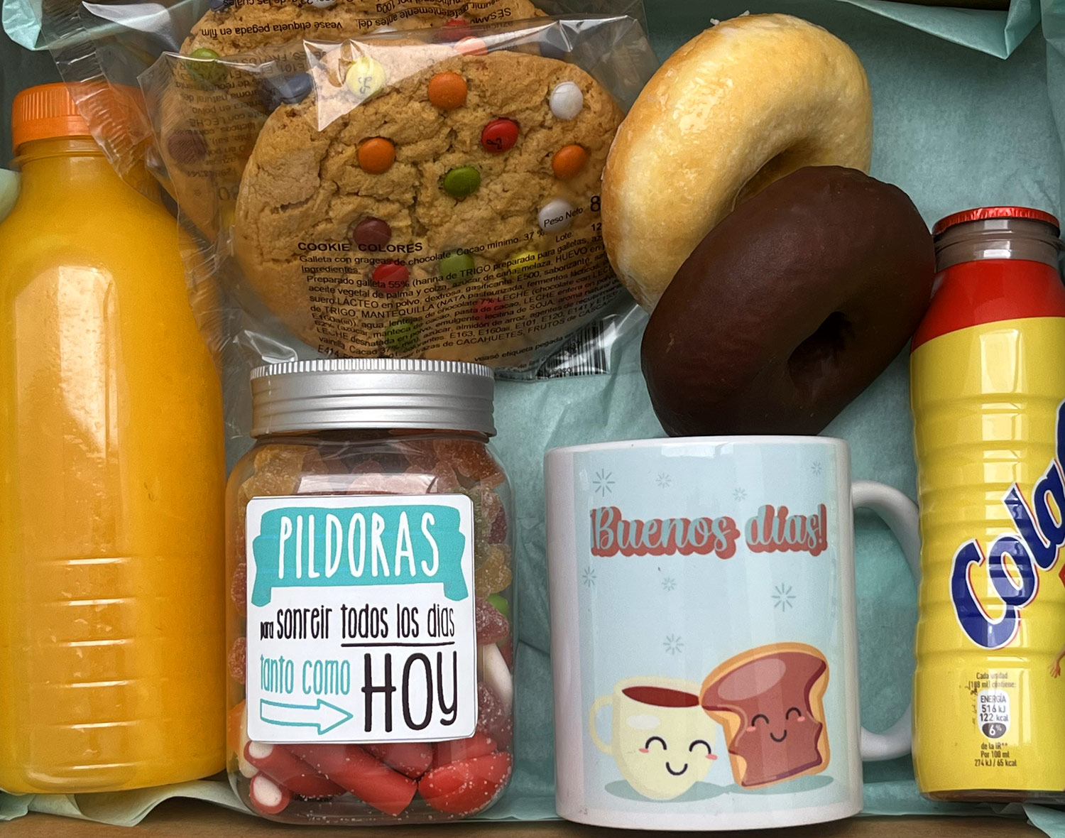 Foto con los productos que contiene la caja de desayuno infantil dentro de la caja