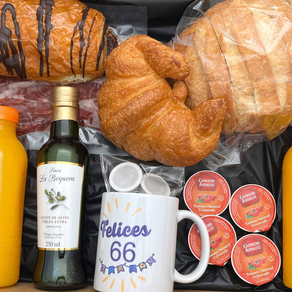 Foto con los productos que contiene la caja de desayuno mixto dentro de la caja