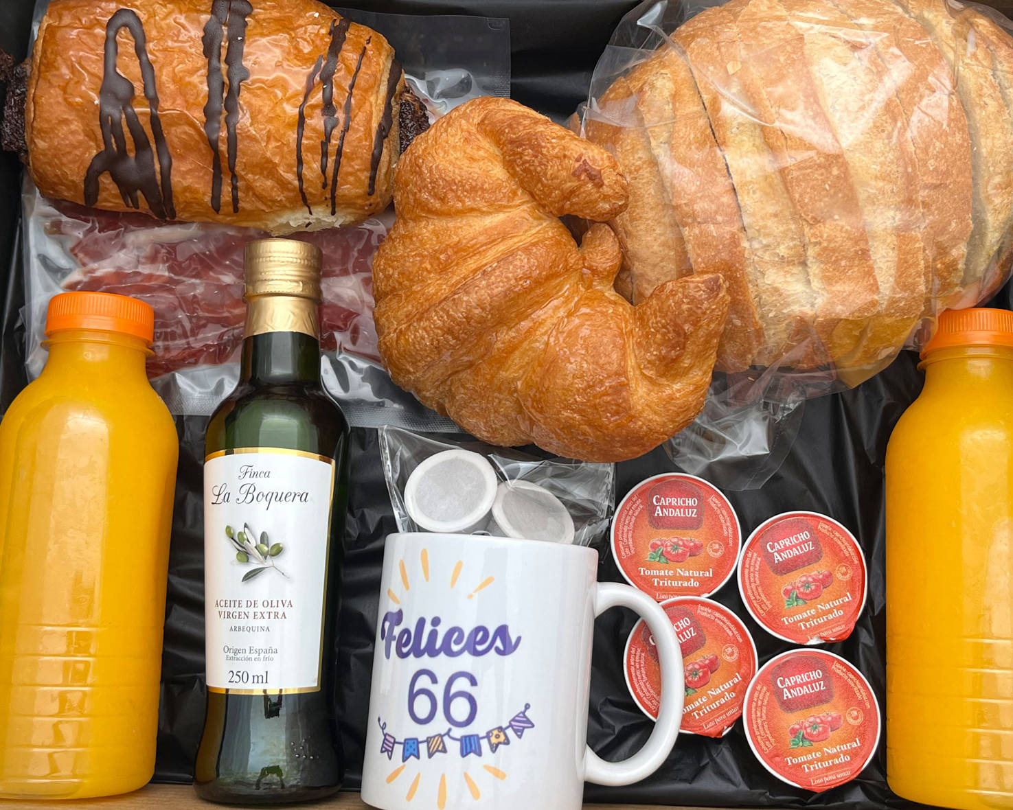 Foto con los productos que contiene la caja de desayuno mixto dentro de la caja