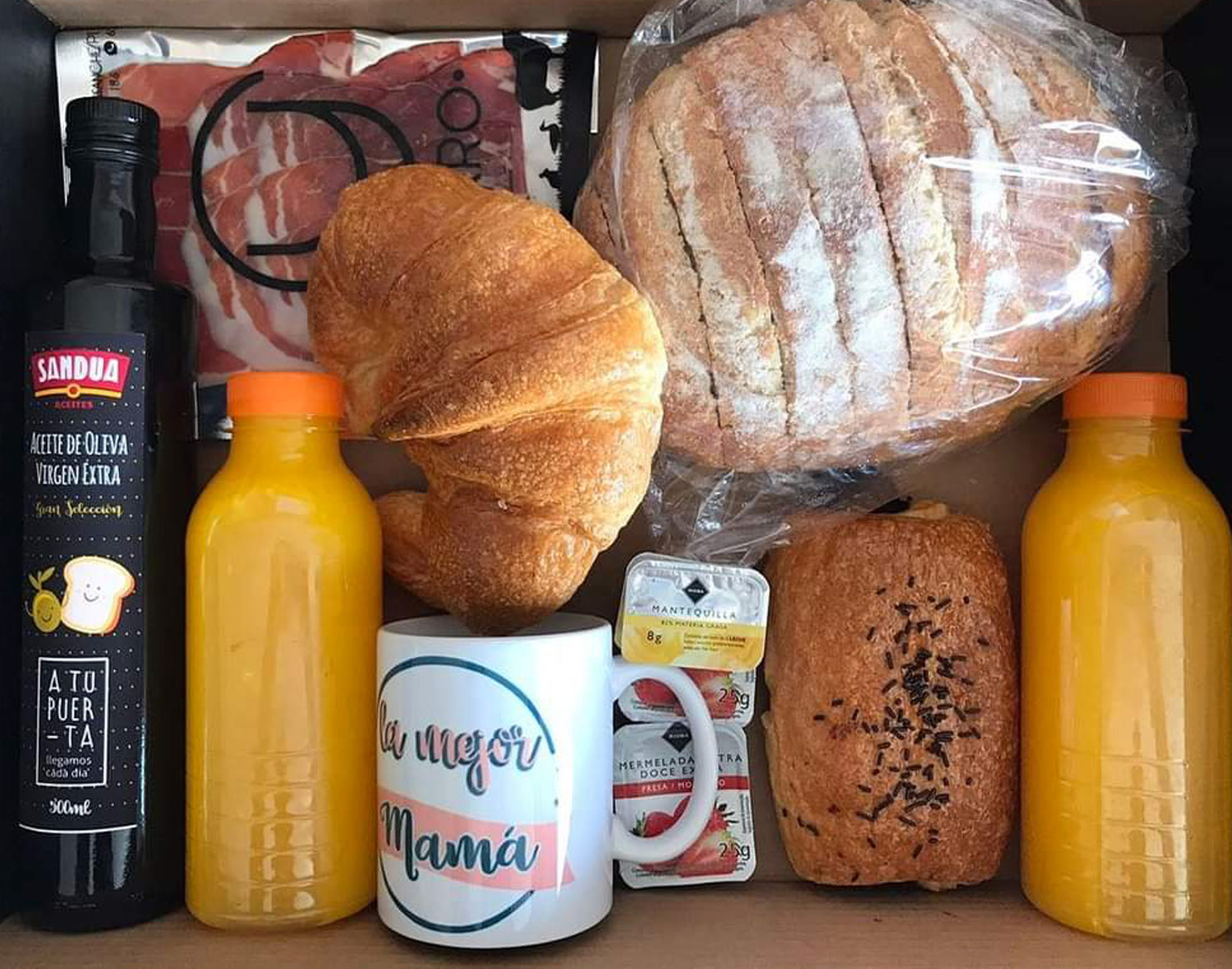 Foto de la Caja Desayuno Día de la Madre mostrando los productos dentro de la caja