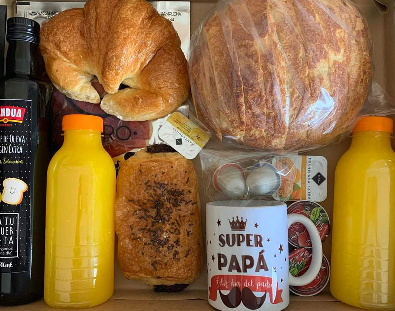 Foto de la Caja Desayuno Día del Padre mostrando los productos dentro de la caja